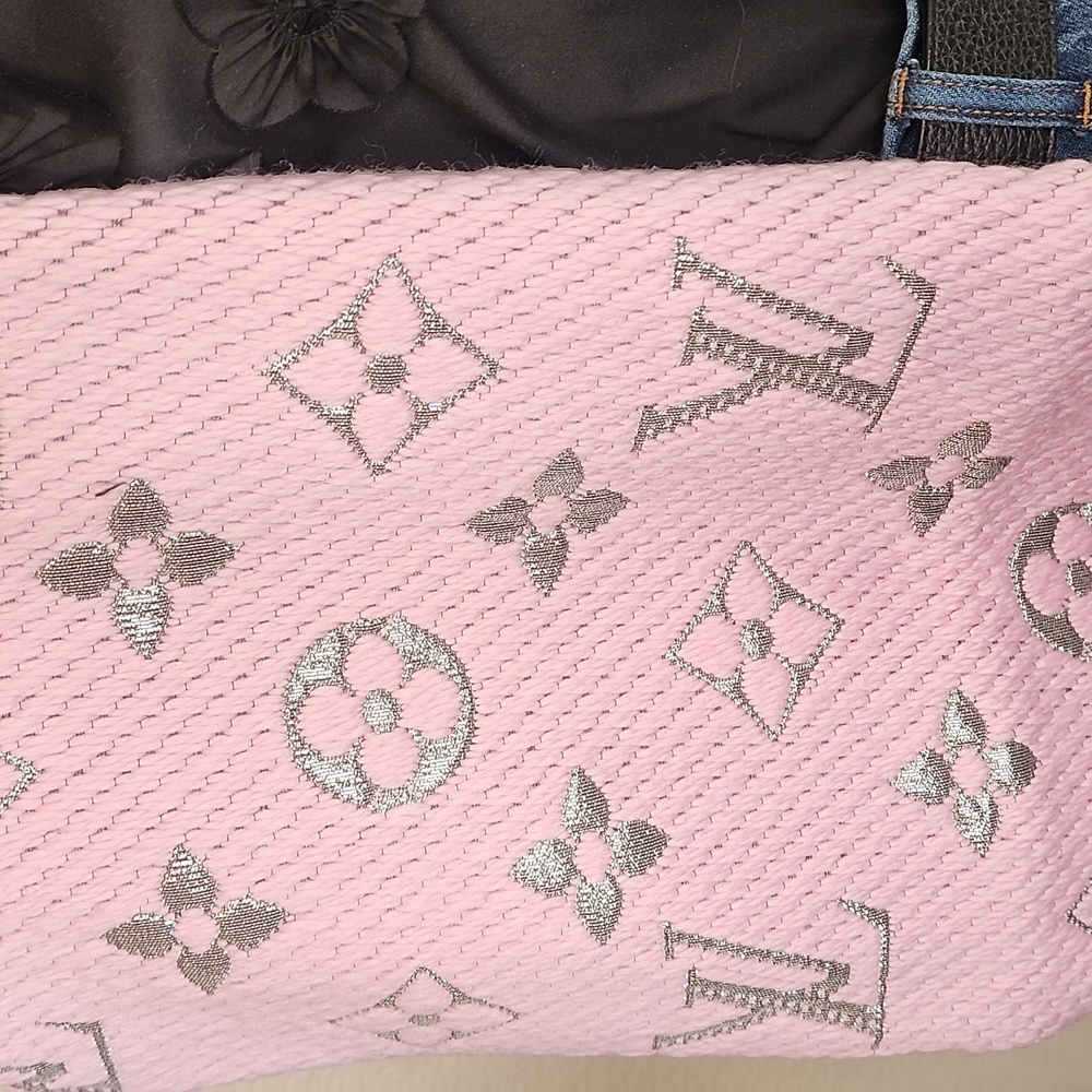 BNEW UNUSED Louis Vuitton Baby Pink Monogram Scarf M70466 - Picture 5 of 12